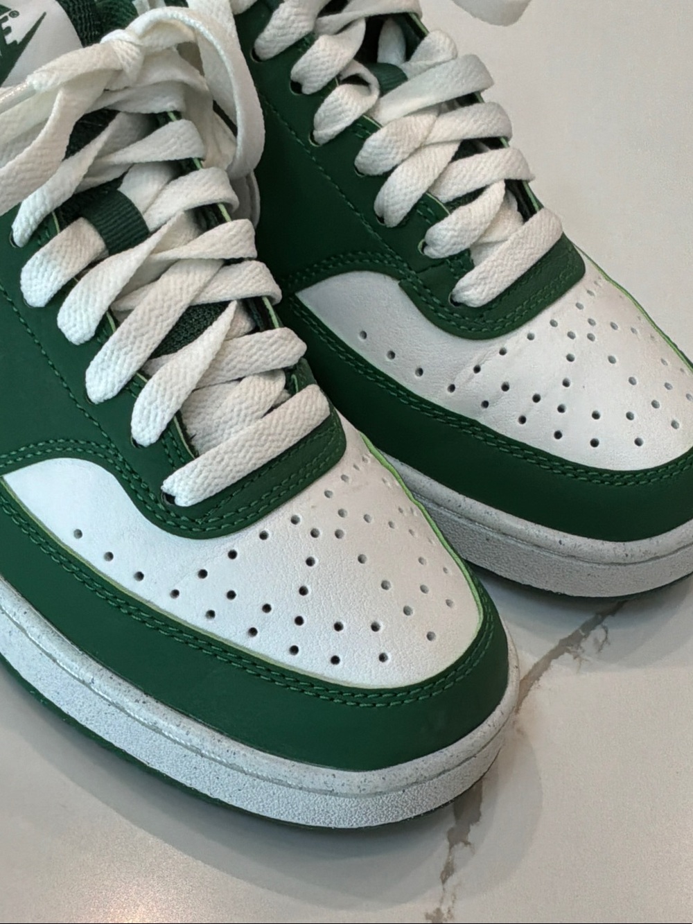 Nike Size 6 Women’s Low-Top Sneakers White Green Worn Trying On Minor Crease - Picture 8 of 16